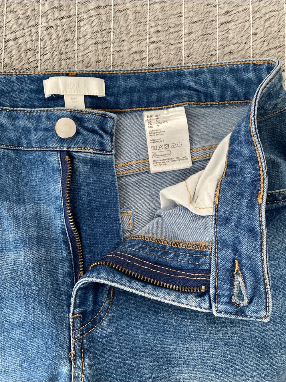 H&M Wide-Leg Crop Jeans in Medium Blue Wash Size 6P - Picture 6 of 8
